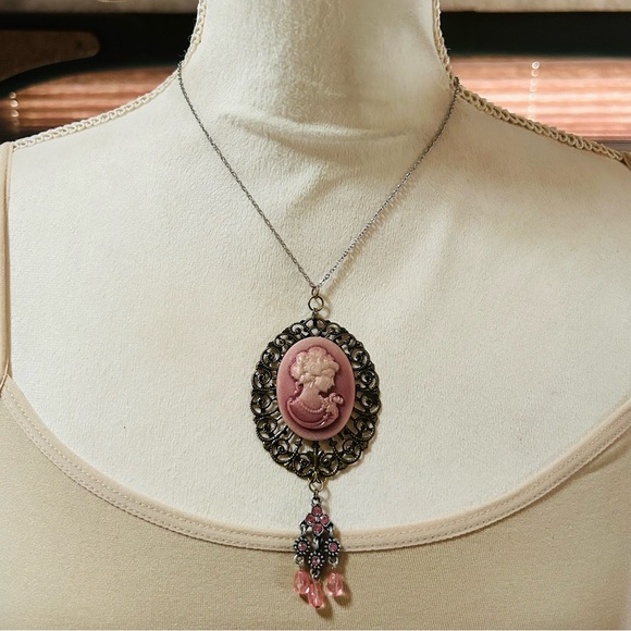 Handcrafted pink iridescent Victorian lady cameo pendant on chain necklace - Picture 2 of 7